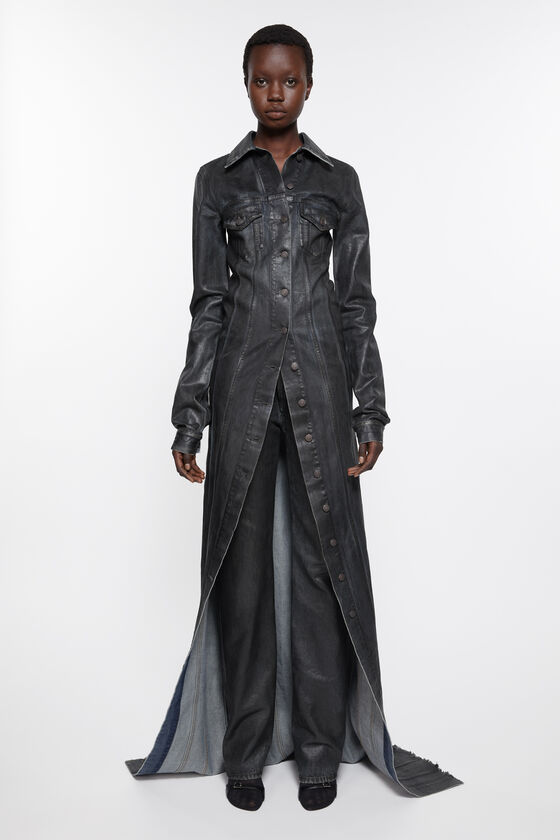 Acne Studios Kleid aus beschichtetem Denim Laufsteg-Show