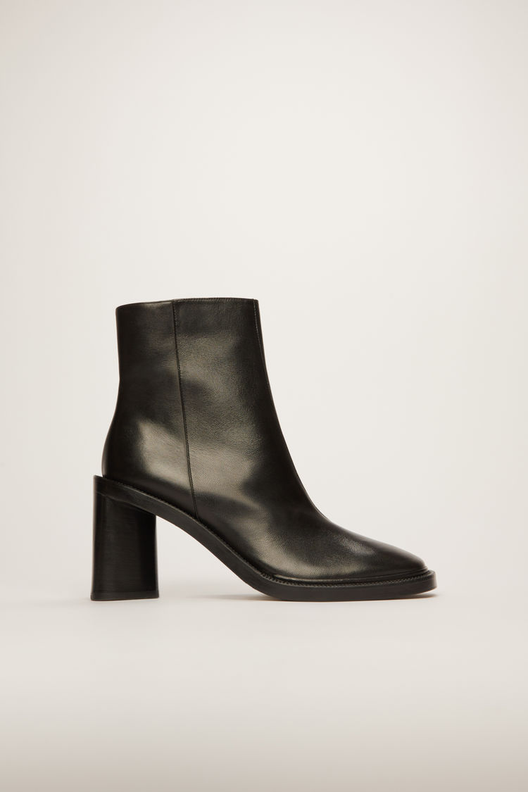 black heeled chelsea boots